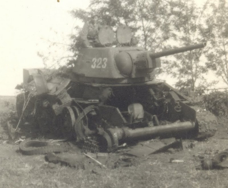 После т 34. Подбитый танк т-26. Подбитые танки т-34-85. Т 34 85 уничтоженный.